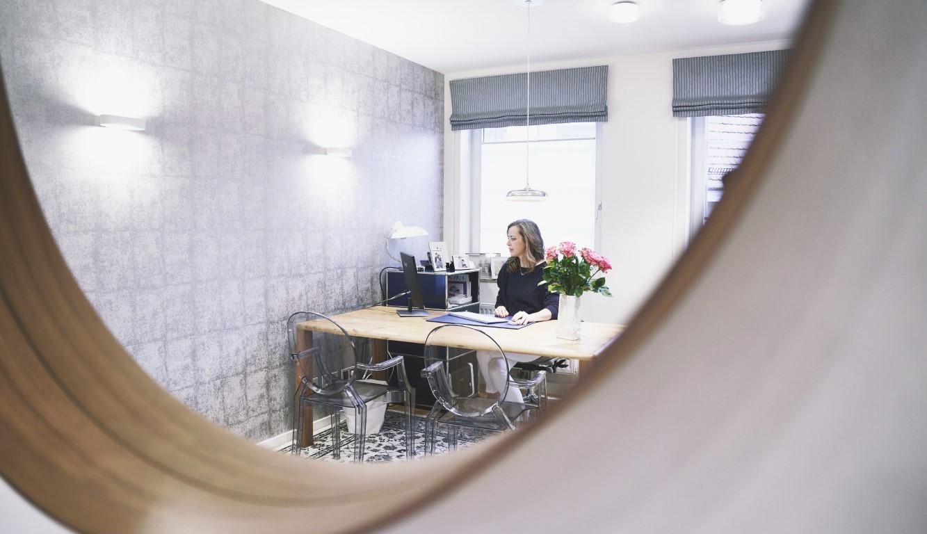 Anne Flade am Schreibtisch